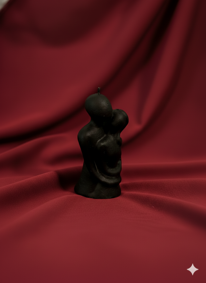 Aşkın Siyah Dokunuşu: Kucaklaşan Figür Dekoratif Mum