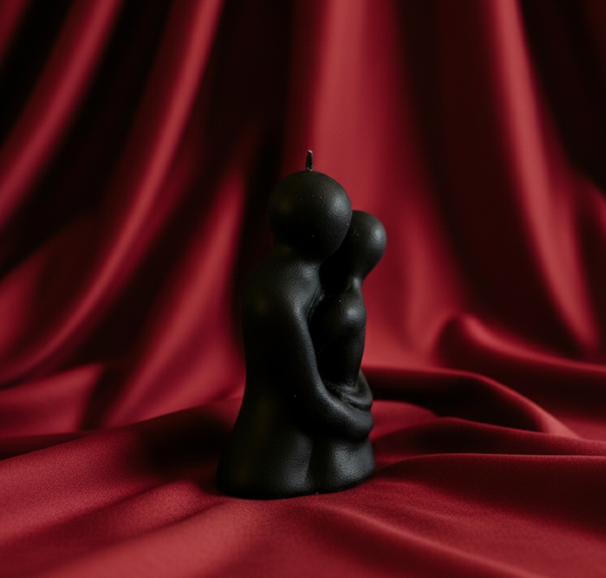 Aşkın Siyah Dokunuşu: Kucaklaşan Figür Dekoratif Mum