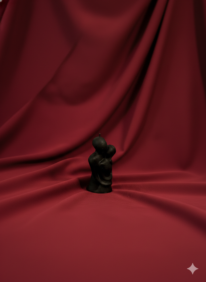 Aşkın Siyah Dokunuşu: Kucaklaşan Figür Dekoratif Mum