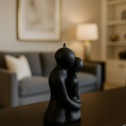 Aşkın Siyah Dokunuşu: Kucaklaşan Figür Dekoratif Mum